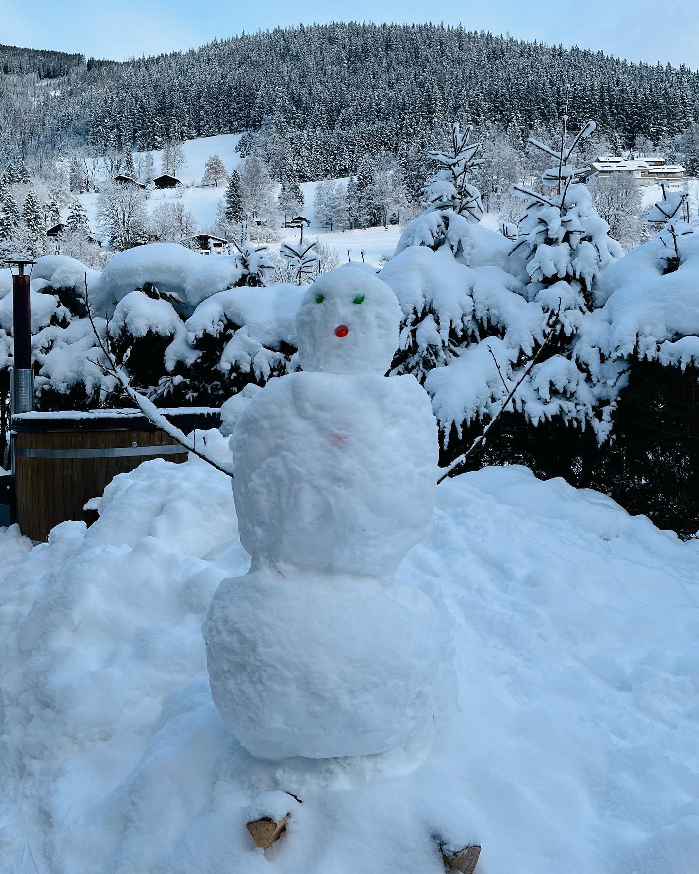 Look who we found in the garden at Chalet Zell today….snowman Bob ⛄️ #schmitten #family holidays #skichalet