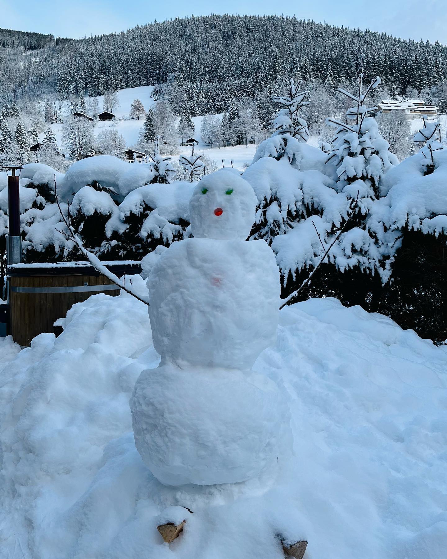 Look who we found in the garden at Chalet Zell today….snowman Bob ⛄️ #schmitten #family holidays #skichalet